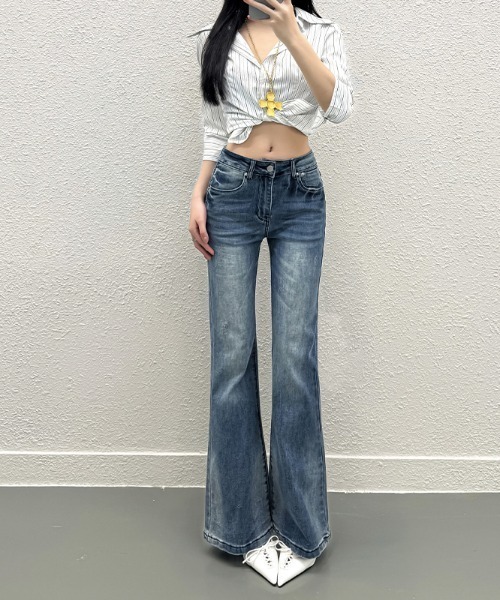 AMAJI（アマジ）の「ローライズ ストレッチ フレアデニムパンツ（デニムパンツ・レディース・ネイビー・SMALL/MEDIUM/LARGE/X-LARGE）」の2枚目の写真