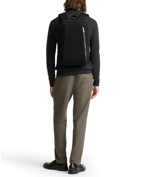 TUMI(トゥミ)の「TUMI AXIS ミディアム・バックパック・20L(A4/PC15インチまで対応)(バックパック/リュック・メンズ・ブラック/ネイビー・FREE)」の4枚目の写真