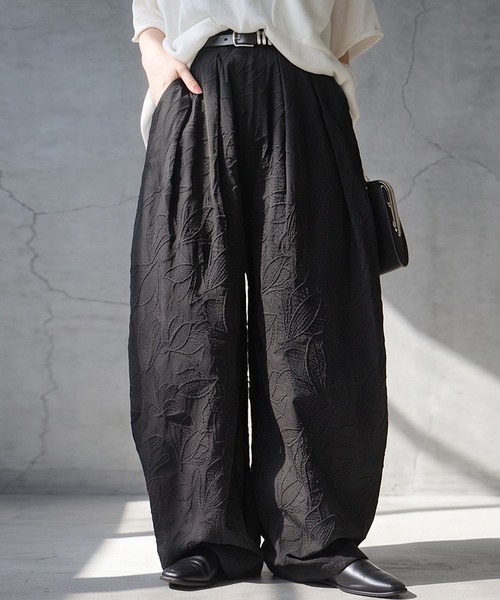 antiqua(アンティカ)の「花柄 刺繍 タック ワイドパンツ(その他パンツ・レディース・ブラック・ONESIZE)」の1枚目の写真