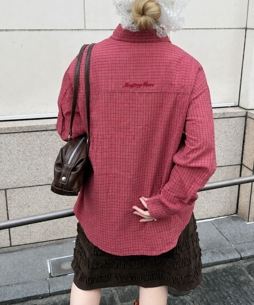 LAC-VERT(ラック・ヴェール)の「バック刺繍オーバーチェックシャツ/冷房対策(シャツ/ブラウス・レディース・グレー/レッド/ブラウン・FREE)」の3枚目の写真