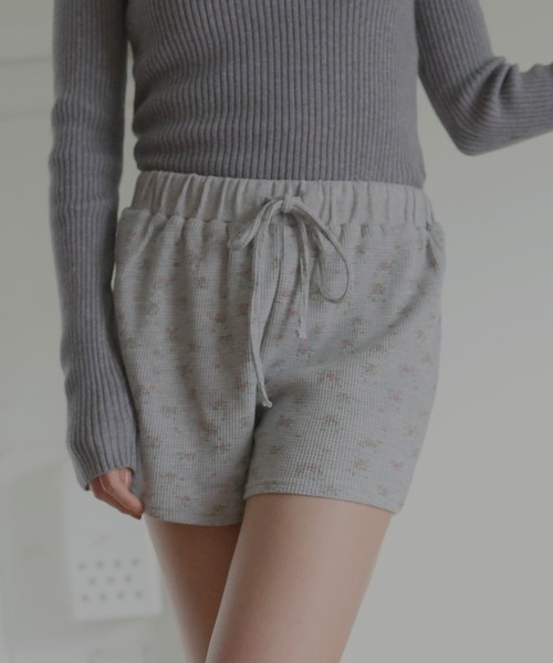 Mili affinity(ミリアフィニティー)の「ワッフル花柄ショートパンツ(その他パンツ・レディース・オフホワイト/グレー/ネイビー・FREE)」の2枚目の写真