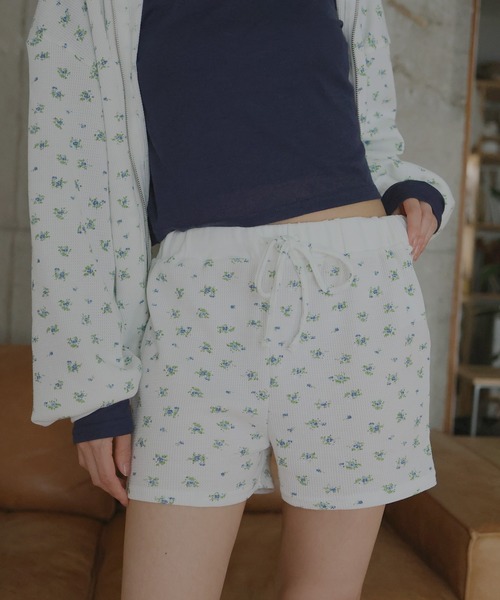 Mili affinity(ミリアフィニティー)の「ワッフル花柄ショートパンツ(その他パンツ・レディース・オフホワイト/グレー/ネイビー・FREE)」の1枚目の写真