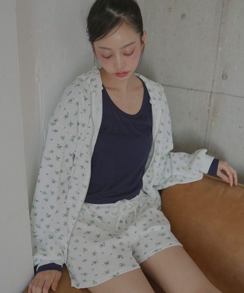 Mili affinity(ミリアフィニティー)の「ワッフル花柄ショートパンツ(その他パンツ・レディース・オフホワイト/グレー/ネイビー・FREE)」の4枚目の写真