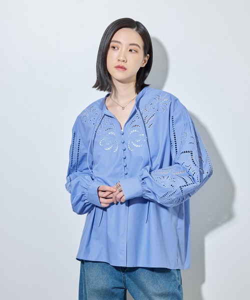 ADAM ET ROPE'(アダムエロペ)の「カットワークギャザーブラウス(シャツ/ブラウス・レディース・ホワイト/サックスブルー・FREE)」の3枚目の写真