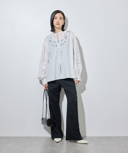 ADAM ET ROPE'(アダムエロペ)の「カットワークギャザーブラウス(シャツ/ブラウス・レディース・ホワイト/サックスブルー・FREE)」の4枚目の写真