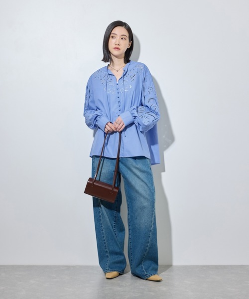 ADAM ET ROPE'(アダムエロペ)の「カットワークギャザーブラウス(シャツ/ブラウス・レディース・ホワイト/サックスブルー・FREE)」の5枚目の写真