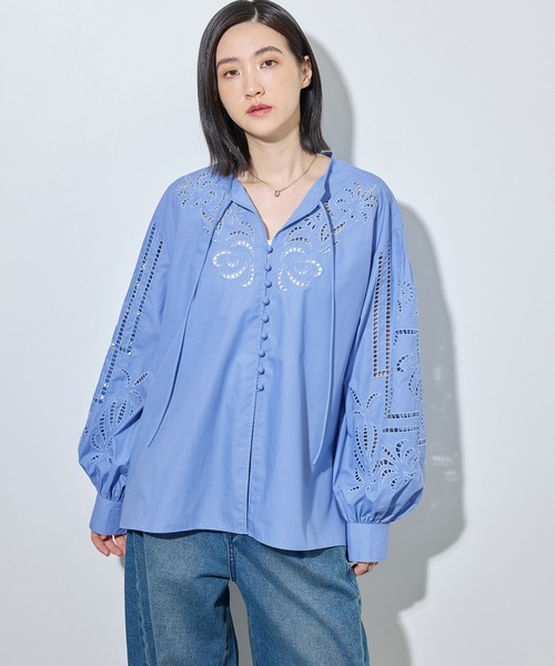 ADAM ET ROPE'(アダムエロペ)の「カットワークギャザーブラウス(シャツ/ブラウス・レディース・ホワイト/サックスブルー・FREE)」の6枚目の写真