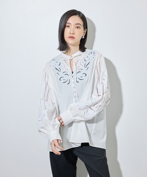 ADAM ET ROPE'(アダムエロペ)の「カットワークギャザーブラウス(シャツ/ブラウス・レディース・ホワイト/サックスブルー・FREE)」の12枚目の写真