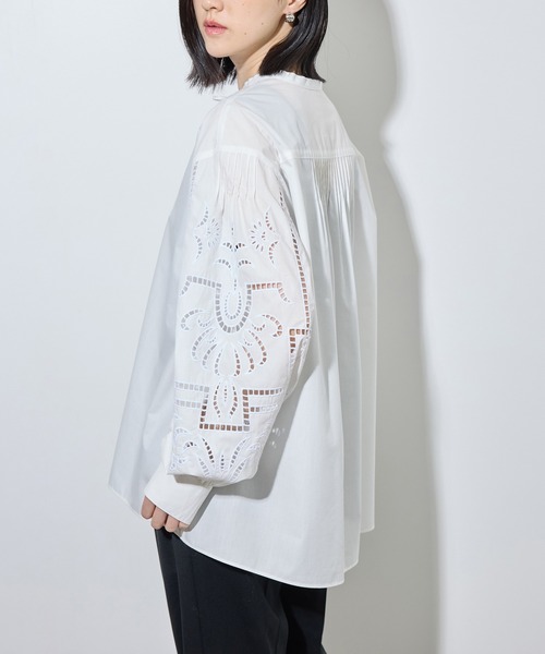 ADAM ET ROPE'(アダムエロペ)の「カットワークギャザーブラウス(シャツ/ブラウス・レディース・ホワイト/サックスブルー・FREE)」の14枚目の写真
