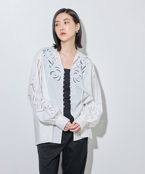 ADAM ET ROPE'(アダムエロペ)の「カットワークギャザーブラウス(シャツ/ブラウス・レディース・ホワイト/サックスブルー・FREE)」の15枚目の写真