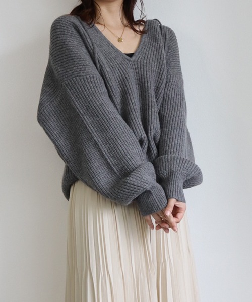 SallyLunn(サリーラン)の「ディープVネックフーディニット(ニット/セーター・レディース・アイボリー/チャコールグレー/ライトブルー・FREE)」の2枚目の写真