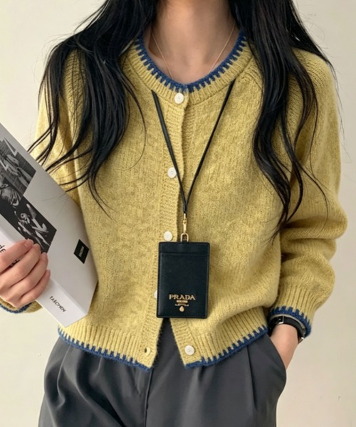 2ly2(トゥーリートゥー)の「配色ステッチ クルーネック ニットカーディガン 長袖(カーディガン/ボレロ・レディース・ベージュ/イエロー/グレー・FREE)」の3枚目の写真
