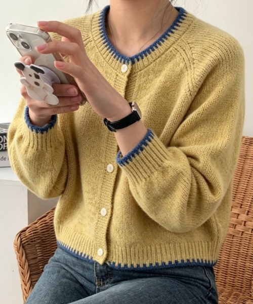 2ly2(トゥーリートゥー)の「配色ステッチ クルーネック ニットカーディガン 長袖(カーディガン/ボレロ・レディース・ベージュ/イエロー/グレー・FREE)」の9枚目の写真