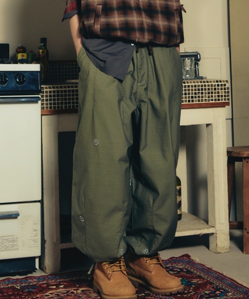 ADAM PATEK（アダムパテック）の「【ADAMPATEK/アダムパテック】 studded rough backsatin  wide military pt スタッズミリタリーパンツ（その他パンツ・レディース・オリーブ/ブラック・1）」の9枚目の写真