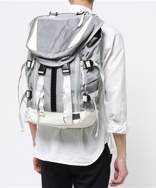 The バッグ World レザー切り替え センタースタッズリュック バックパック リュック World レザー切り替え Mementism メメントイズム のファッション