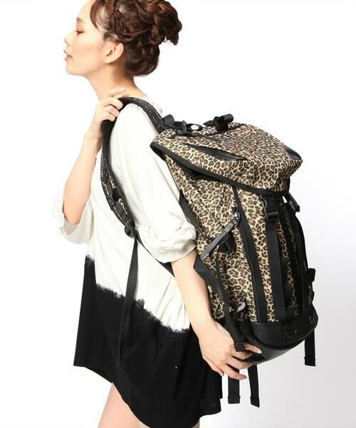 The バッグ World レザー切り替え センタースタッズリュック バックパック リュック World レザー切り替え Mementism メメントイズム のファッション