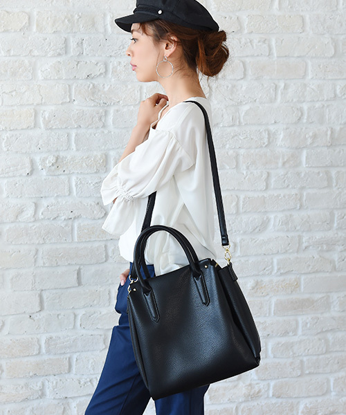 Luz Llena（ラズレナ）の「[2way]スクエアトートバッグ（トートバッグ・レディース・ライトグレー/ブラウン/ブラック・ﾌﾘ-）」の4枚目の写真