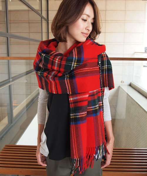 BEAUTY&YOUTH UNITED ARROWS（ビューティーアンドユースユナイテッドアローズ）の「BYBC ROYAL THISTLE タータンチェックストール（bl）（ストール/ショール・レディース・グレー/ベージュ/レッド/ダークグリーン・フリー）」の4枚目の写真