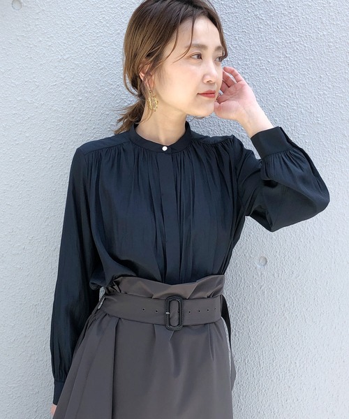 PICCIN(ピッチン)の「パウダーサテンスタンドカラーブラウス(シャツ/ブラウス・レディース・サックスブルー/ライトグリーン/グレイッシュベージュ/ピンク/ネイビー・M)」の2枚目の写真