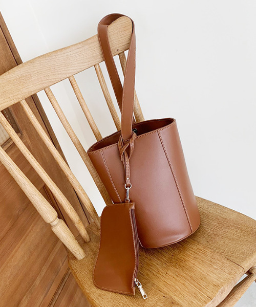 MODE ROBE（モードローブ）の「レザーバケットバッグ（ショルダーバッグ・レディース・ブラック/ベージュ/ブラウン・FREE）」の3枚目の写真