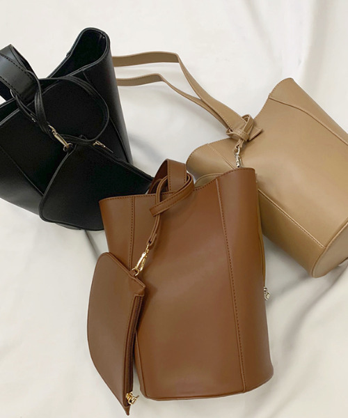 MODE ROBE（モードローブ）の「レザーバケットバッグ（ショルダーバッグ・レディース・ブラック/ベージュ/ブラウン・FREE）」の5枚目の写真