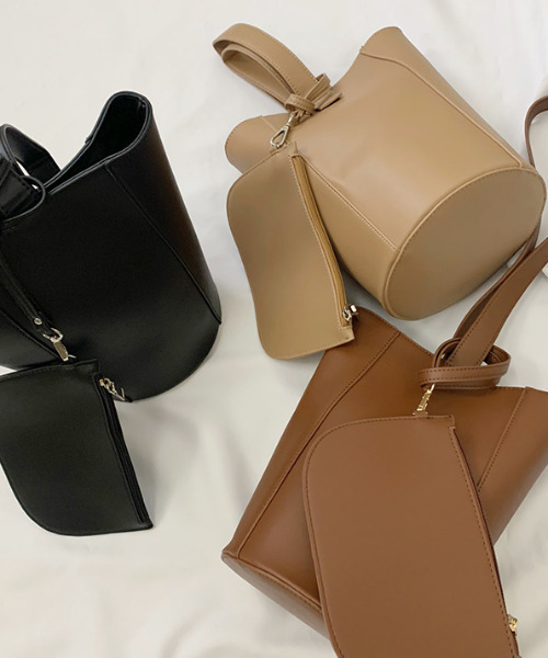 MODE ROBE（モードローブ）の「レザーバケットバッグ（ショルダーバッグ・レディース・ブラック/ベージュ/ブラウン・FREE）」の6枚目の写真