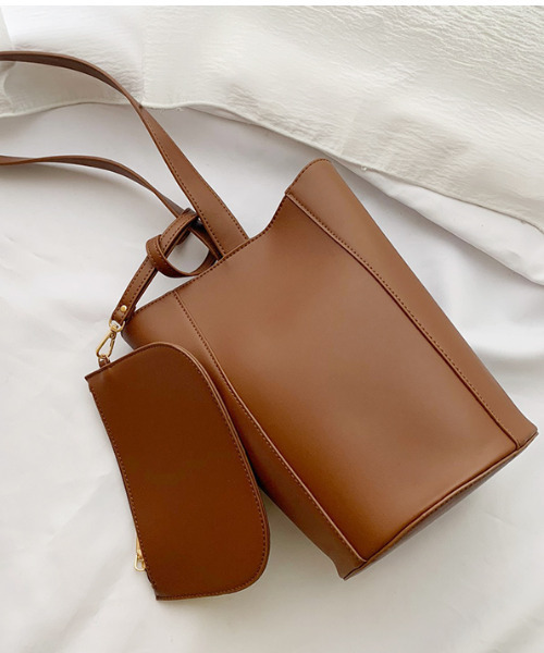 MODE ROBE（モードローブ）の「レザーバケットバッグ（ショルダーバッグ・レディース・ブラック/ベージュ/ブラウン・FREE）」の7枚目の写真