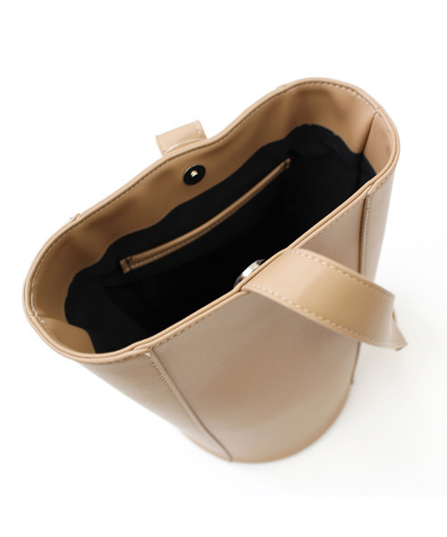 MODE ROBE（モードローブ）の「レザーバケットバッグ（ショルダーバッグ・レディース・ブラック/ベージュ/ブラウン・FREE）」の13枚目の写真