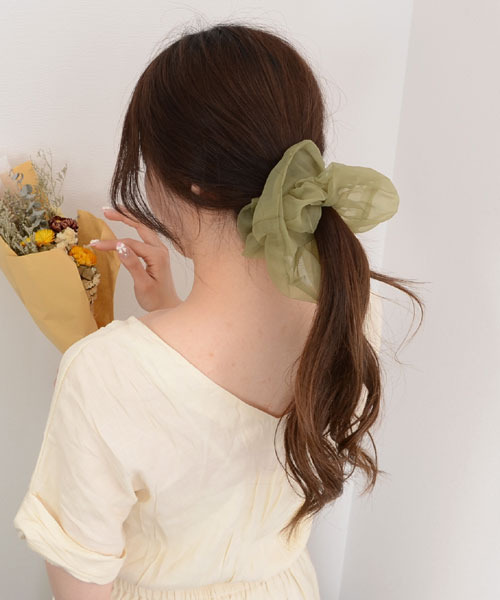 TONE SELECT GOODS（トーンセレクトグッズ）の「【float】オーガンジー ビッグ シュシュ【11色展開】（シュシュ・レディース・ブラック/ベージュ/ネイビー/オリーブ/ピンク/ブルー/グリーン/アイボリー/ライトパープル/ピンクベージュ/サンドベージュ/コーラル・FREE）」の5枚目の写真