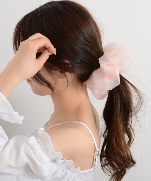 TONE SELECT GOODS（トーンセレクトグッズ）の「【float】オーガンジー ビッグ シュシュ【11色展開】（シュシュ・レディース・ブラック/ベージュ/ネイビー/オリーブ/ピンク/ブルー/グリーン/アイボリー/ライトパープル/ピンクベージュ/サンドベージュ/コーラル・FREE）」の10枚目の写真