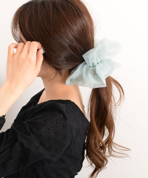 TONE SELECT GOODS（トーンセレクトグッズ）の「【float】オーガンジー ビッグ シュシュ【11色展開】（シュシュ・レディース・ブラック/ベージュ/ネイビー/オリーブ/ピンク/ブルー/グリーン/アイボリー/ライトパープル/ピンクベージュ/サンドベージュ/コーラル・FREE）」の6枚目の写真