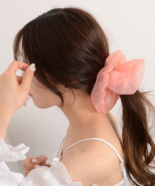 TONE SELECT GOODS（トーンセレクトグッズ）の「【float】オーガンジー ビッグ シュシュ【11色展開】（シュシュ・レディース・ブラック/ベージュ/ネイビー/オリーブ/ピンク/ブルー/グリーン/アイボリー/ライトパープル/ピンクベージュ/サンドベージュ/コーラル・FREE）」の12枚目の写真