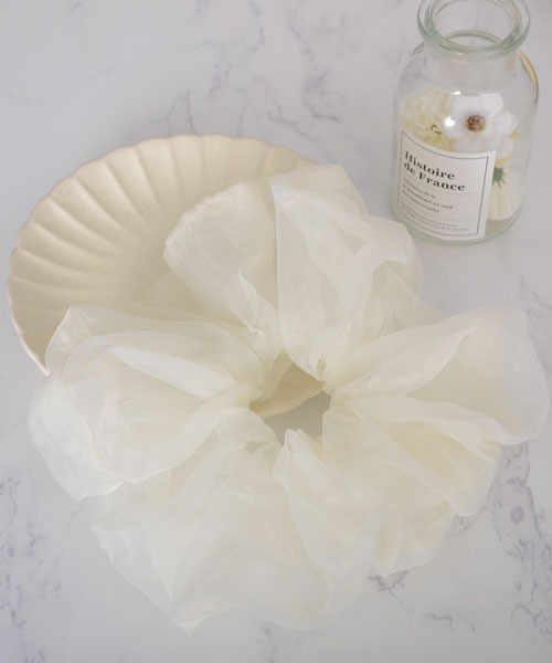 TONE SELECT GOODS（トーンセレクトグッズ）の「【float】オーガンジー ビッグ シュシュ【11色展開】（シュシュ・レディース・ブラック/ベージュ/ネイビー/オリーブ/ピンク/ブルー/グリーン/アイボリー/ライトパープル/ピンクベージュ/サンドベージュ/コーラル・FREE）」の2枚目の写真