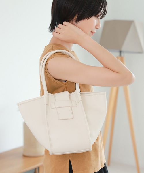 LAKOLE(ラコレ)の「ベルテッドトートバッグ / 215171(トートバッグ・レディース・オフホワイト/ブラック/ベージュ・FREE)」の2枚目の写真