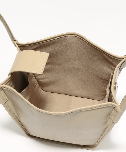 LAKOLE(ラコレ)の「ベルテッドトートバッグ / 215171(トートバッグ・レディース・オフホワイト/ブラック/ベージュ・FREE)」の15枚目の写真