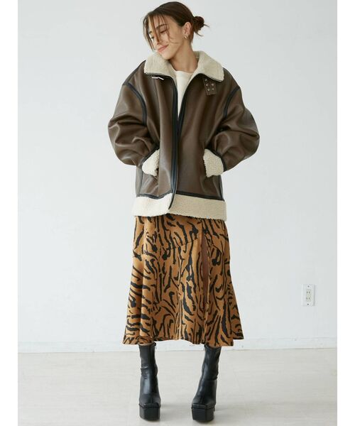 EVRIS（エヴリス）の「ステッチチャンキーヒールショートブーツ（ブーツ・レディース・ブラック/ベージュ・SMALL/MEDIUM/LARGE）」の6枚目の写真