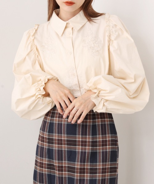 one after another NICE CLAUP（ワンアフターアナザーナイスクラップ）の「【WEB限定/大好評リバイバルアイテム】ボリュームスリーブ刺繍襟ブラウス（シャツ/ブラウス・レディース・ベージュ/オフホワイト/ブラック系その他/ブラウン系その他・FREE）」の4枚目の写真