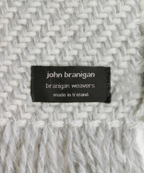 KBF+（ケービーエフプラス）の「john branigan　FRINGED SCARF∴（ストール/ショール・レディース・ライトグレー/ネイビー・FREE）」の5枚目の写真