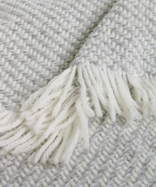 KBF+（ケービーエフプラス）の「john branigan　FRINGED SCARF∴（ストール/ショール・レディース・ライトグレー/ネイビー・FREE）」の9枚目の写真