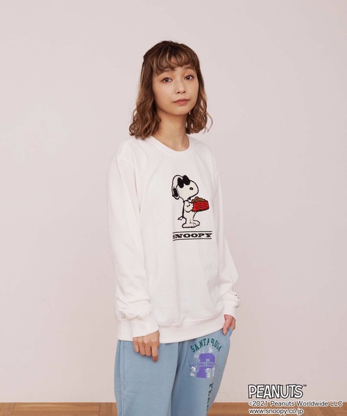 PEANUTS（ピーナッツ）の「【PEANUTS/ピーナッツ】 スヌーピー 裏毛スウェット トレーナー（スウェット・メンズ・ベージュ/スミクロ/オリーブ/ブルー/ブラック系その他/ホワイト系その他/ピンク/オフホワイト・X-LARGE/MEDIUM/LARGE）」の2枚目の写真