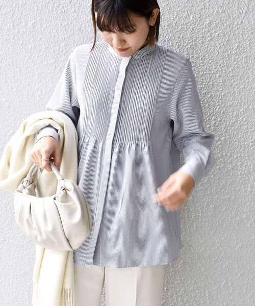 SHIPS（シップス）の「*〈手洗い可能/イージーケア〉ピンタックサッカーブラウス◇（シャツ/ブラウス・レディース・ライトグレー/ライトブルー/ネイビー/オフホワイト・ONE SIZE）」の4枚目の写真