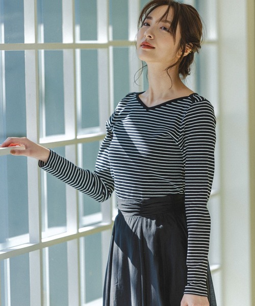 Andemiu（アンデミュウ）の「テレコボーダーＶネックＬＳ272902（Tシャツ/カットソー・レディース・ホワイト/ブラック/ブラウン・FREE）」の9枚目の写真