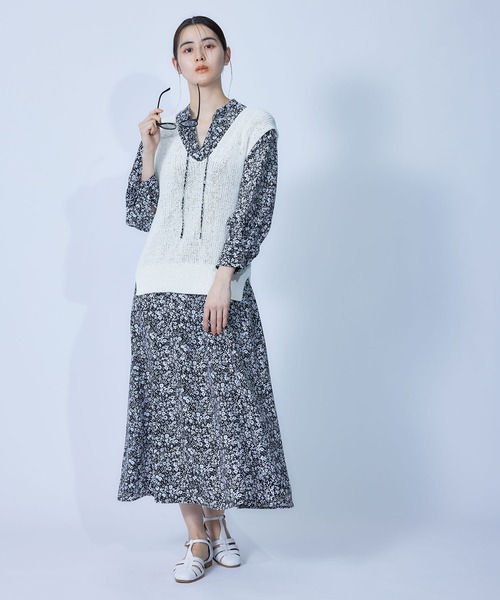 ROPE'（ロペ）の「レーヨンライクポリフラワープリントワンピース（ワンピース・レディース・ブラウン/ブラック・38/36）」の3枚目の写真