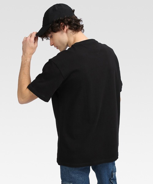 tommy jeans(トミー ジーンズ)の「バッジロゴTシャツ(Tシャツ/カットソー・メンズ・ホワイト/ネイビー/レッド/ブラック・SMALL/MEDIUM/LARGE/X-LARGE)」の11枚目の写真