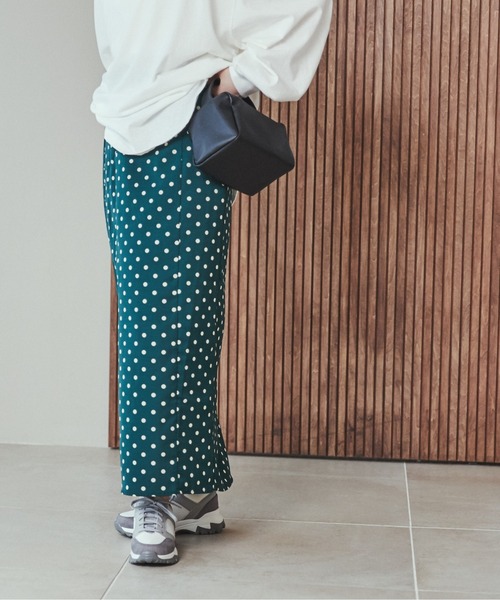 ANGIE（アンジー）の「サテンナロースカート（スカート・レディース・ブラック/ホワイト系その他/ブラック系その他/グリーン系その他/ライトベージュ・FREE）」の17枚目の写真