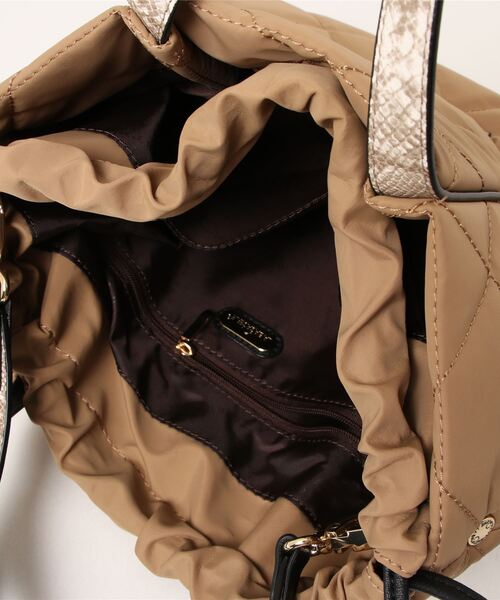 LA BAGAGERIE（ラバガジェリー）の「ドローストリング×キルト2WAYトート Sサイズ（ショルダーバッグ・レディース・ブラック/ベージュ/カーキ/ネイビー/グレー・FREE）」の11枚目の写真