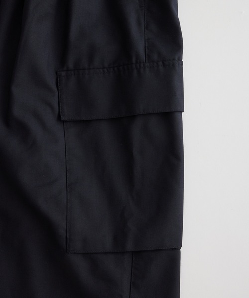 ADAM ET ROPE'（アダムエロペ）の「【WEB限定】2タック ワイドルーズ スラックス ドカン カーゴ パンツ / 裾ベルト / ミリタリー / ユニセックス（カーゴパンツ・メンズ・ダークブラウン/ネイビー/グリーン系その他・M/L）」の12枚目の写真