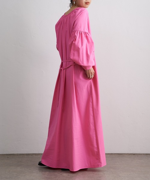 Omekashi（オメカシ）の「シャーリングネックワンピース（ワンピース・レディース・オフホワイト/ブラック/ピンク/レッド/ブラック系その他2・38/36）」の11枚目の写真