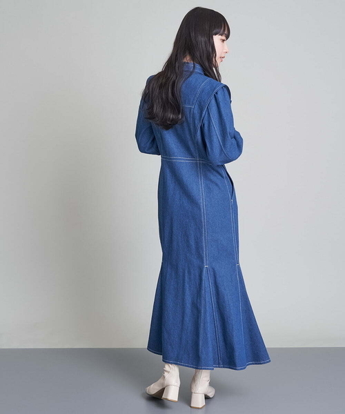 A de a.v.v（アードアー・ヴェ・ヴェ）の「襟リボン付き肩ラッフルマーメイドデニムワンピース（ワンピース・レディース・チャコールグレー/ブルー・36/38）」の13枚目の写真