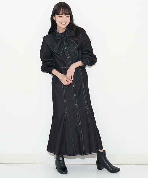 A de a.v.v（アードアー・ヴェ・ヴェ）の「襟リボン付き肩ラッフルマーメイドデニムワンピース（ワンピース・レディース・チャコールグレー/ブルー・36/38）」の8枚目の写真